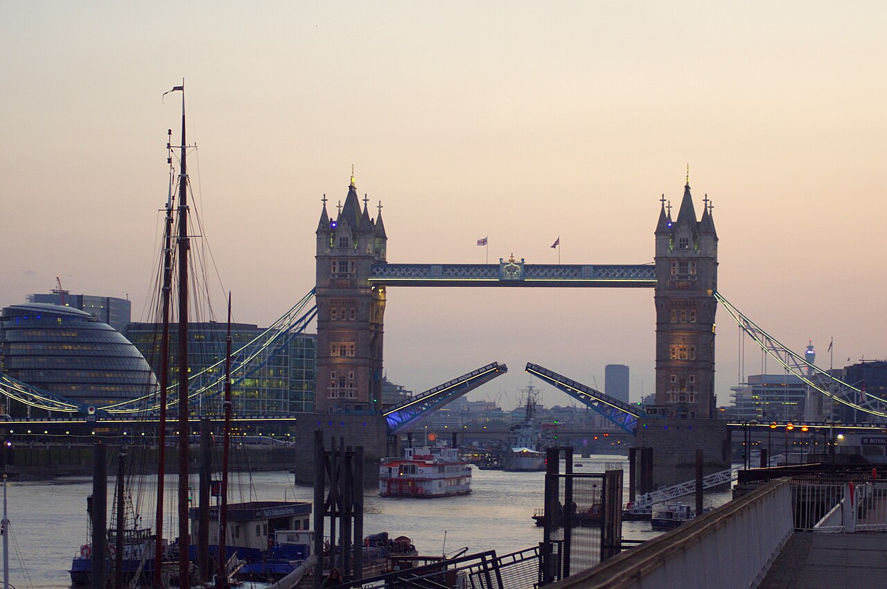 Tower Bridge illuminé au coucher du soleil, à Londres